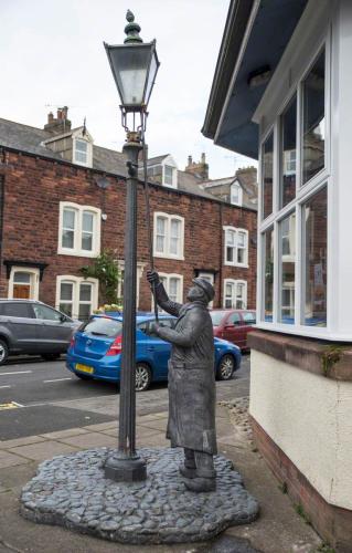 Telfer, Colin, 1938/1939-2016; The Lamp Lighter